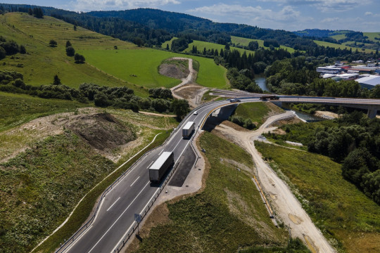 Tvrdošínsky obchvat odbremeňuje mesto skoro o tisícku kamiónov denne