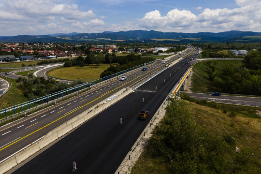 Polovica mosta pri Hornej Strede je už opravená, práce pokračujú