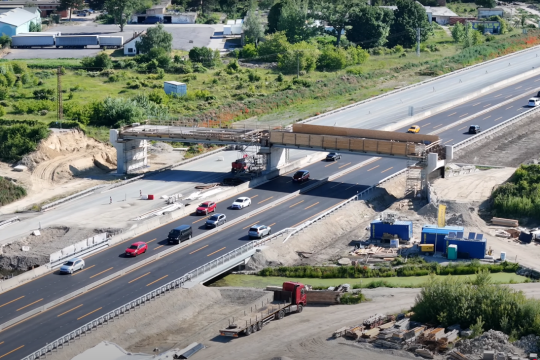 Nočná betonáž mostu nad diaľnicou D1 za Bratislavou