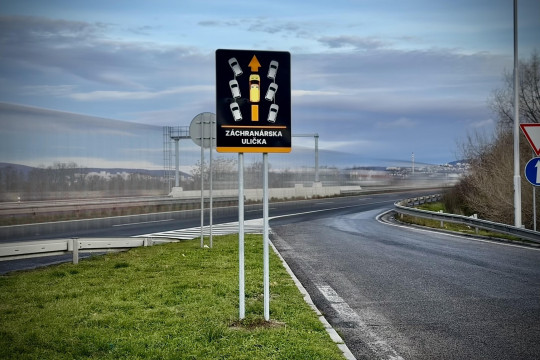 Diaľničiari osadili desiatky nových informačných tabúľ. Edukujú vodičov o záchrannej uličke