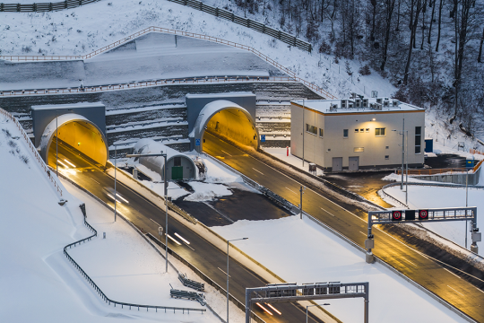 Diaľničná patrola NDS pomohla v tuneli Višňové už desiatkam motoristov