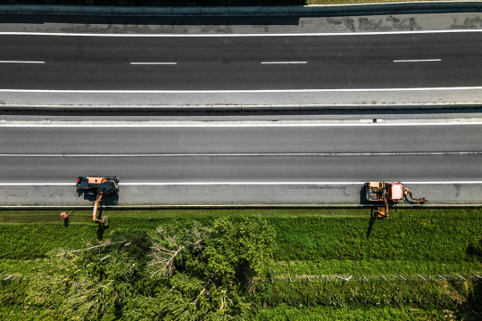 Diaľničiari v záujme bezpečnejšej dopravy vykonali vegetačné úpravy na 40 kilometroch štvorcových