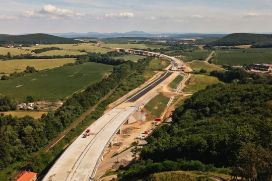 Progres na R2 po Lovinobaňu - dokončujeme mosty a povrchy ciest