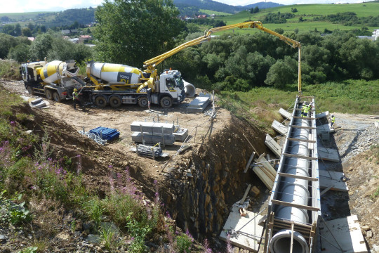 Práce na rýchlostnom obchvate Tvrdošína sa sústreďujú na mostoch a múroch