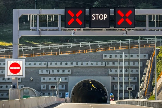 Na úsekoch diaľnice a pred diaľničnými tunelmi je mimoriadne dôležité sledovať aj premenné dopravné značenie