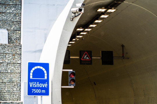 Údržbu tunela Višňové sa podarilo skrátiť. Smer na Bratislavu sa práve otvára