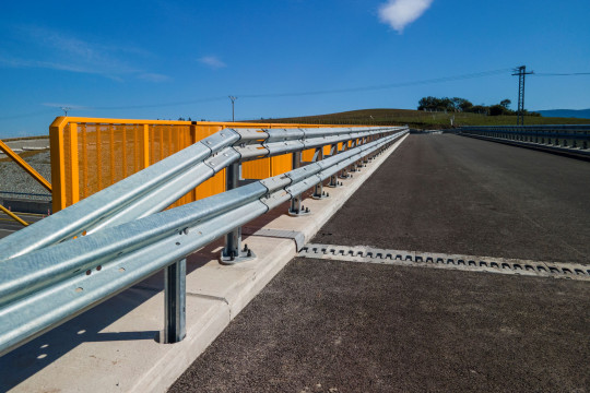 Na mostoch pri Liptovskom Hrádku sa budú meniť zvodidlá