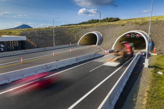 Pred diaľničnými tunelmi treba pozorne sledovať premenné dopravné značenie, apelujú diaľničiari