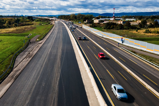 Ak to počasie umožní, motoristi sa dočkajú štvorpruhu aj v smere do hlavného mesta. Presmerovanie dopravy na D1 si vyžiada víkendovú uzáveru