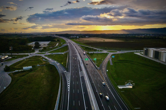 Na diaľnici pri Bratislave v smere do mesta sa bude v najbližších dňoch pracovať. Potrebná bude aj uzávera