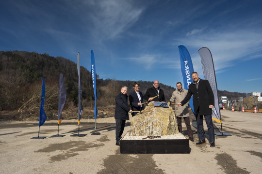 Stavenisko diaľnice medzi Kysuckým Novým Mestom a Oščadnicou je odovzdané zhotoviteľovi