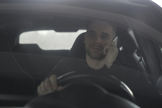 Väčšina vodičov považuje mobil za volantom za riziko. Štvrtina ho však sama používa