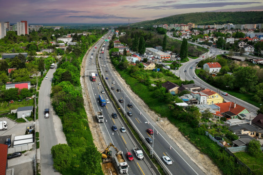 Počas sobotnej noci sa z D2 odstránia portály spolu v celkovej hmotnosti viac ako 50 ton